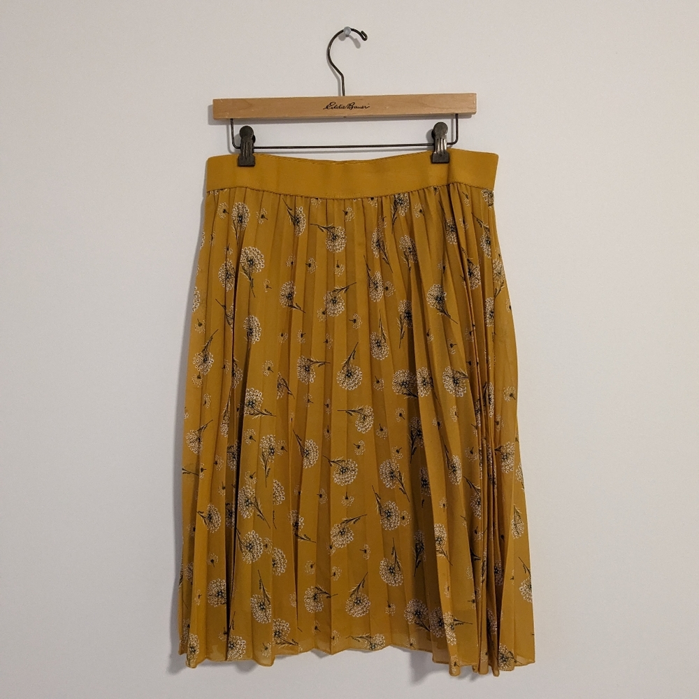 Yellow pleated skirt with floral design